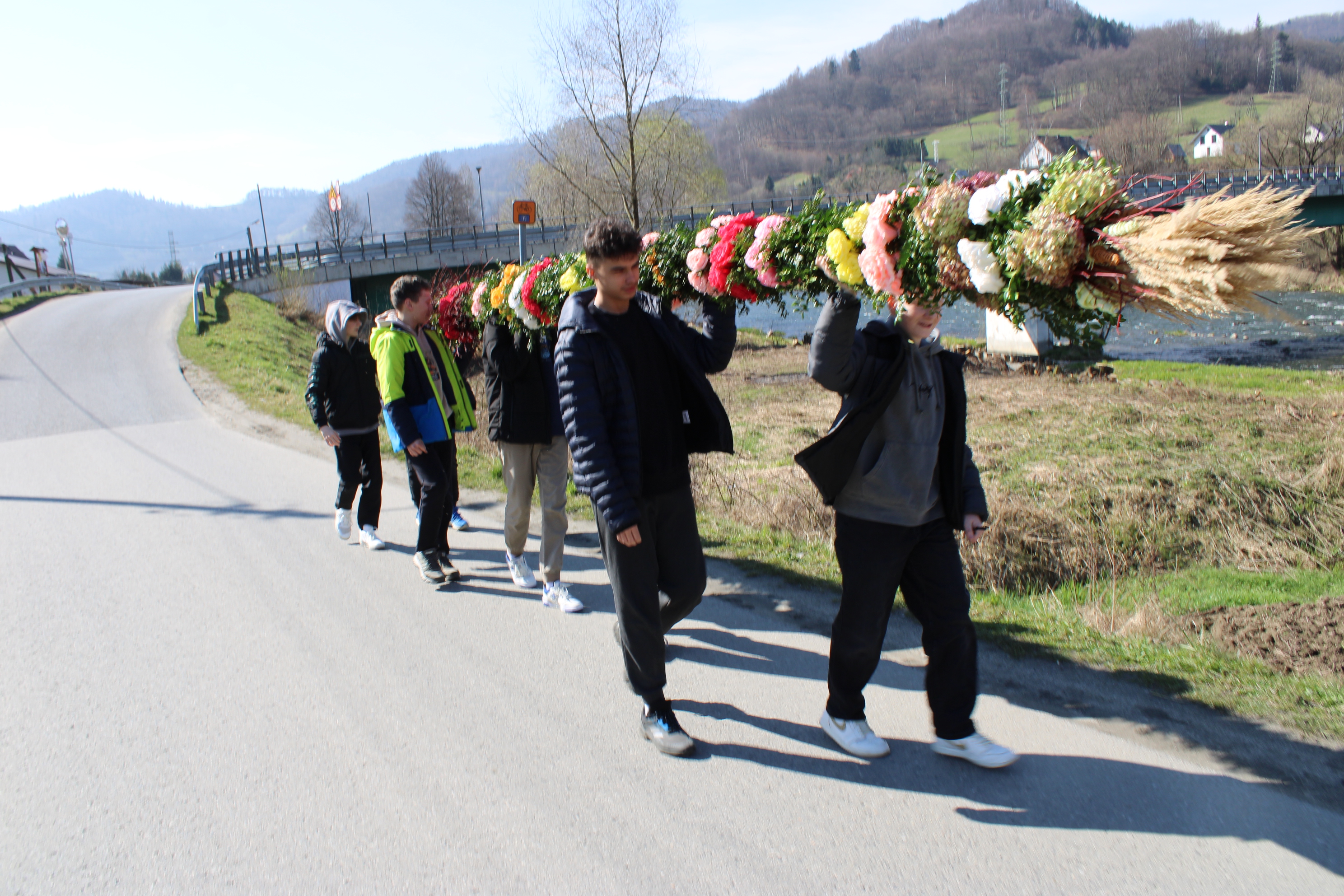 Nasza wieloletnia szkolna tradycja robienia palmy wielkanocnej.