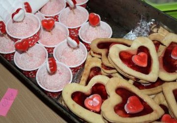 Kiermasz walentykowy przygotowany przez Samorząd Uczniowski