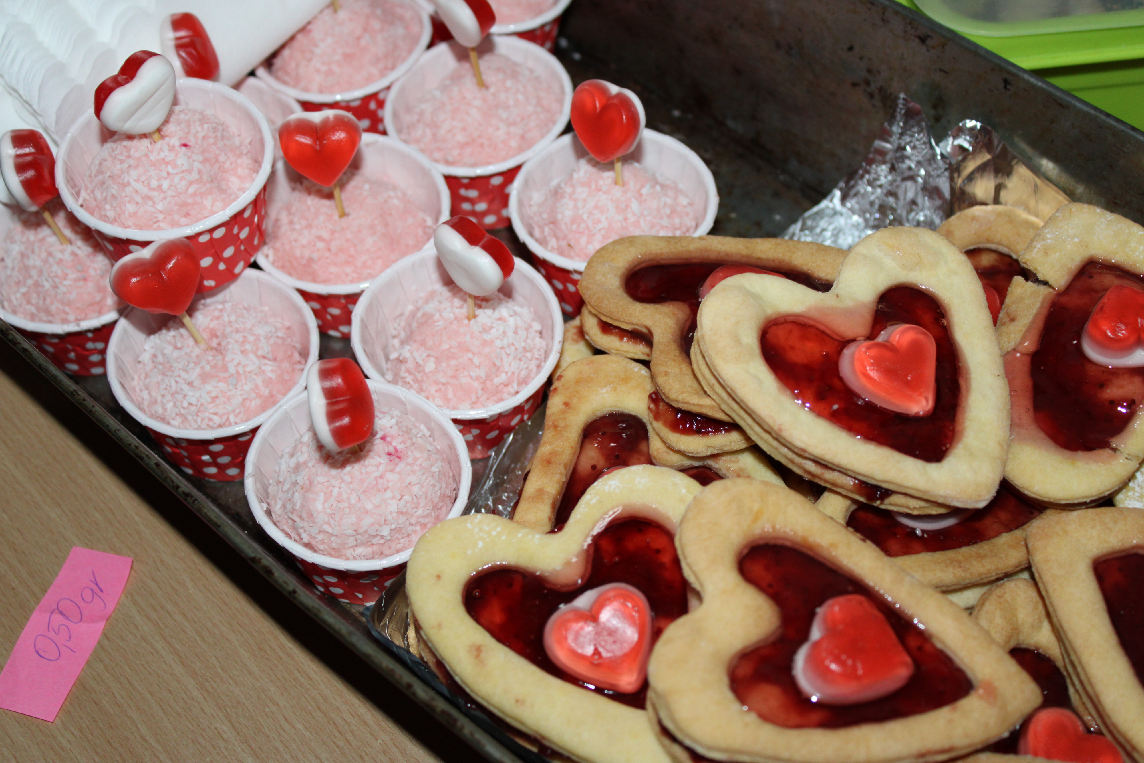 Kiermasz walentykowy przygotowany przez Samorząd Uczniowski